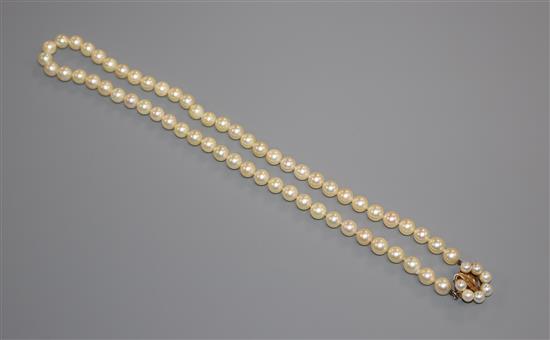 A single strand cultured pearl necklace, with 14k and cultured pearl cluster set clasp, 52cm.